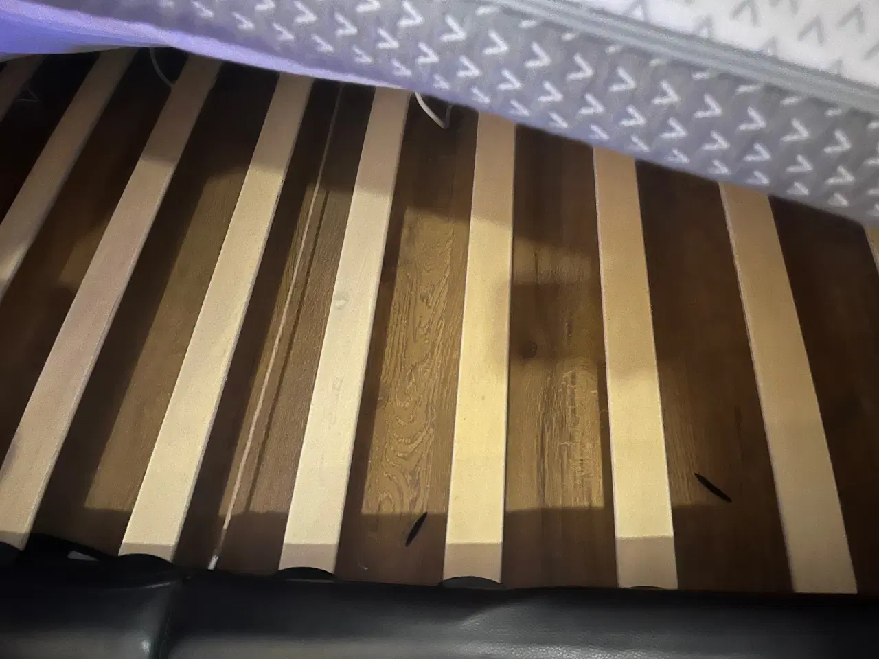 Billede 4 - Seng 90x200 cm i kunstlæder med LED lys