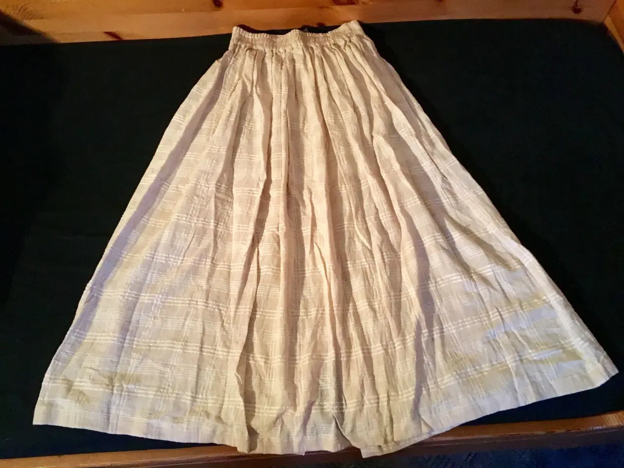 Billede 9 - Bluse og nederdel til salg