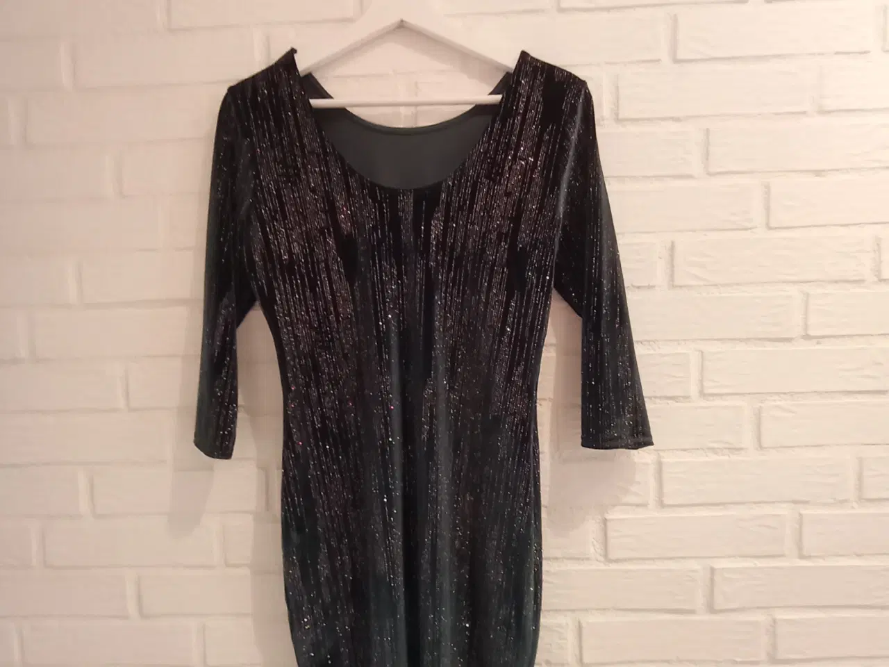 Billede 2 - Kjole med glimmer