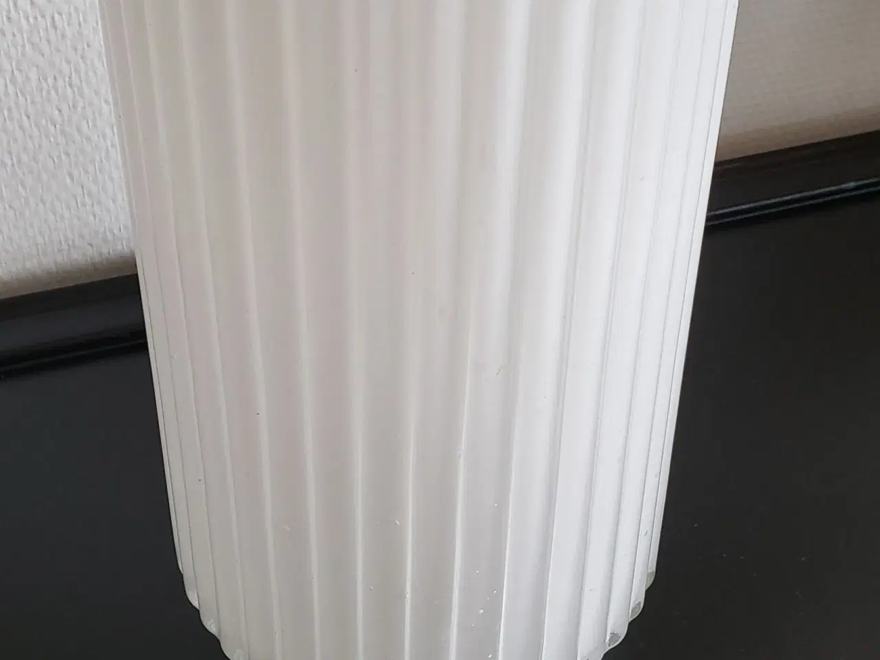 Billede 1 - Mat hvid glasvase