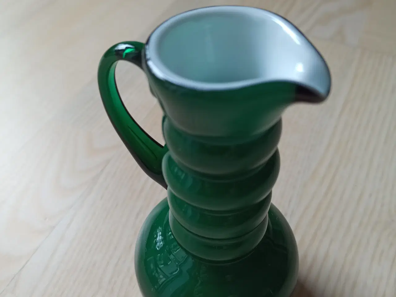 Billede 1 - Svensk mund blæst "Glas vase/kande med hvidt glas