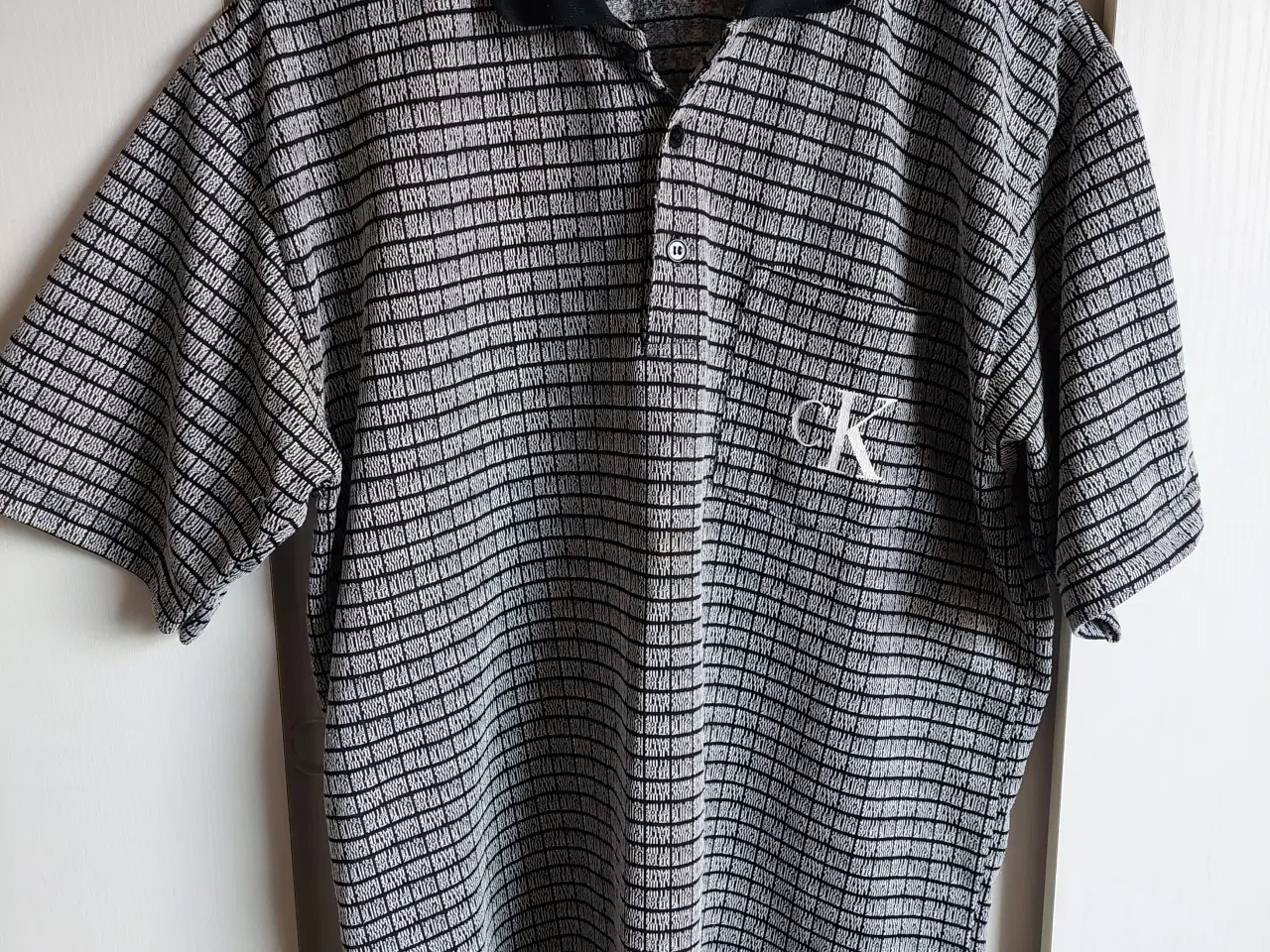 Billede 1 - Pæn Calvin Klein T.shirt sort/hvid str L