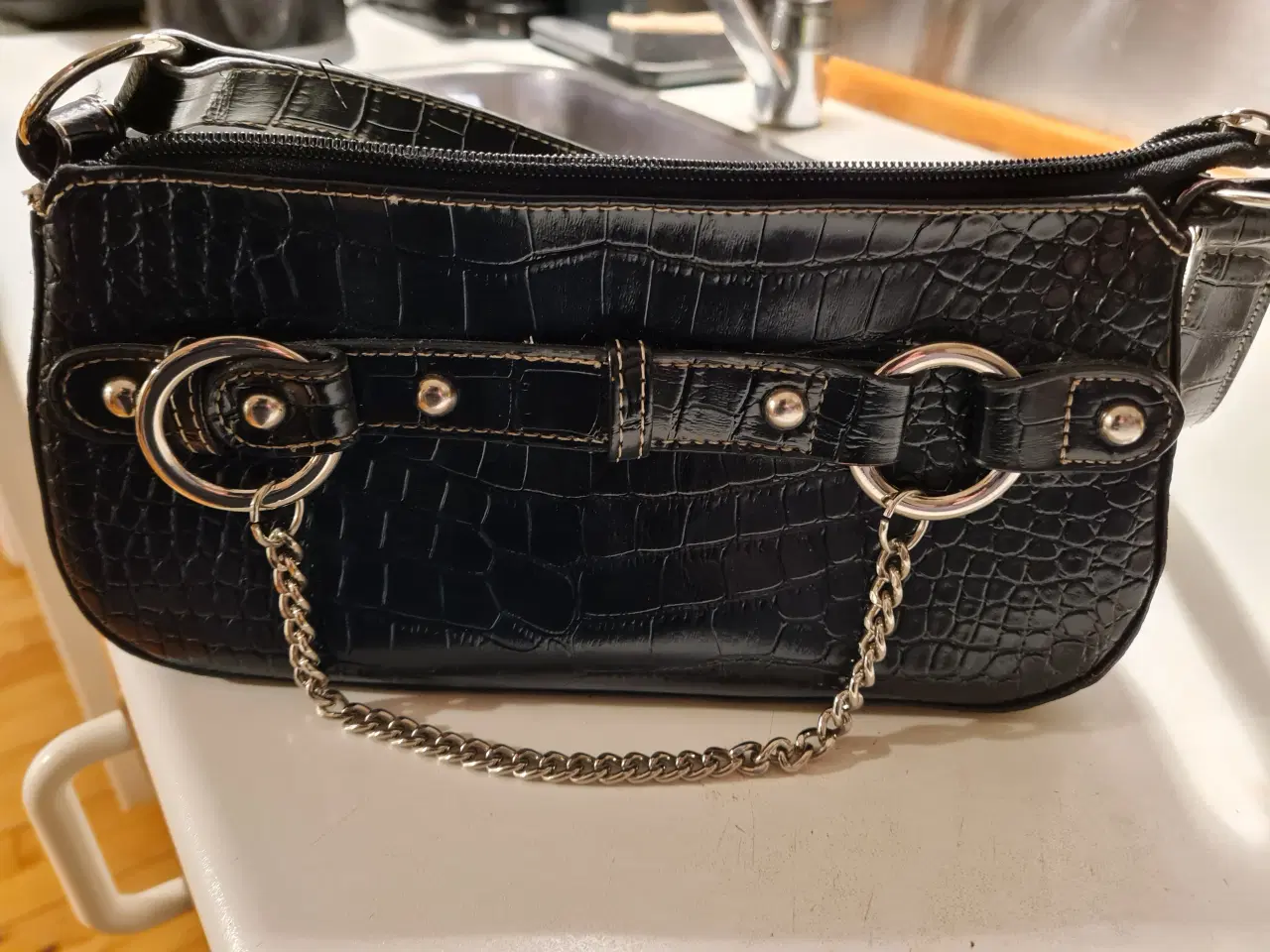 Billede 1 - Lille håndtaske med pynte kæde