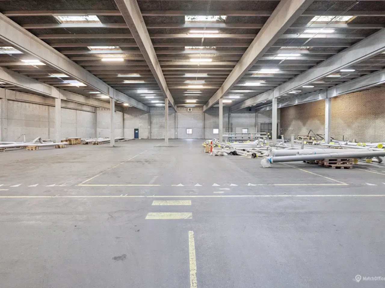 Billede 2 - Højloftet lagerlokale til leje på Naverland med stor fleksibilitet og all inklusive