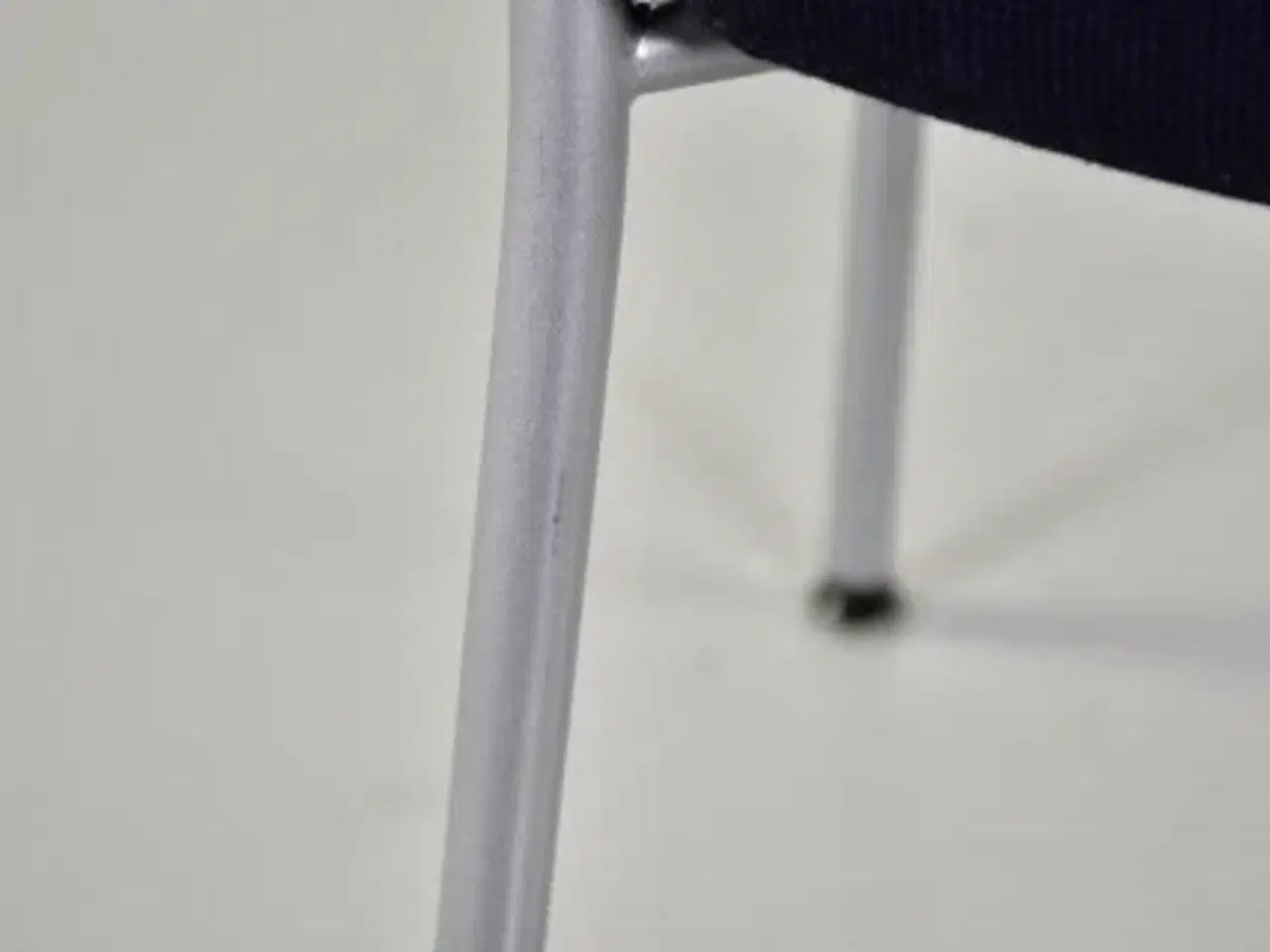 Billede 8 - Akaba gorka konferencestol med sort/blå nistret polster og armlæn