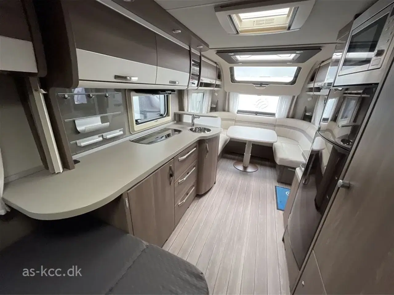 Billede 10 - 2019 - Knaus Südwind Scandinavian Selection 580 UF   Alde Centralvarme, vandbåren gulvvarme,  4 sovepladser, 5 siddepladser, mover, Cykelstativ.