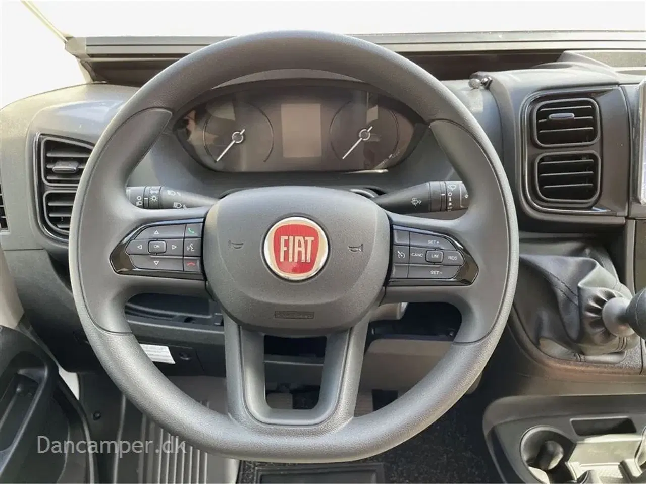 Billede 10 - 2024 - Chausson First Line V594 MAX   Nedsat med kr. 63.000,- Super spændende, kort van med to dobbeltsenge på tværs i køjesystem. 2,2, L motor , 140 HK, solcelle og markise m.m.