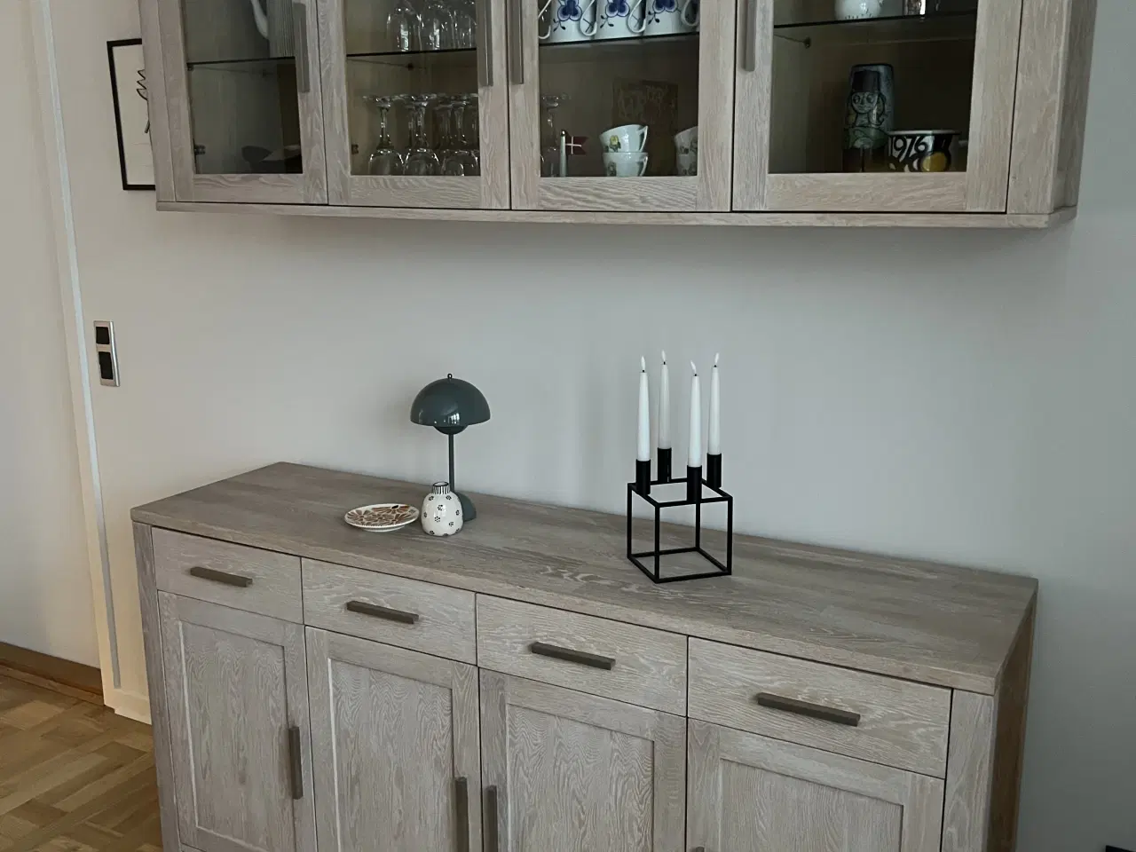 Billede 2 - Skænk med overskab i sæbebehandlet eg