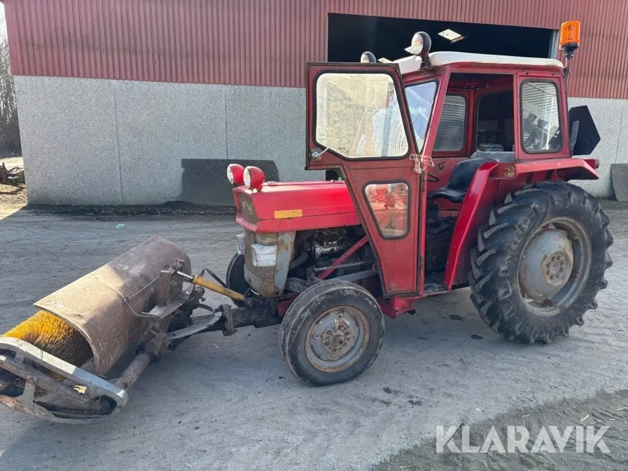 Billede 5 - Traktor Massey Ferguson 135 med fejekost