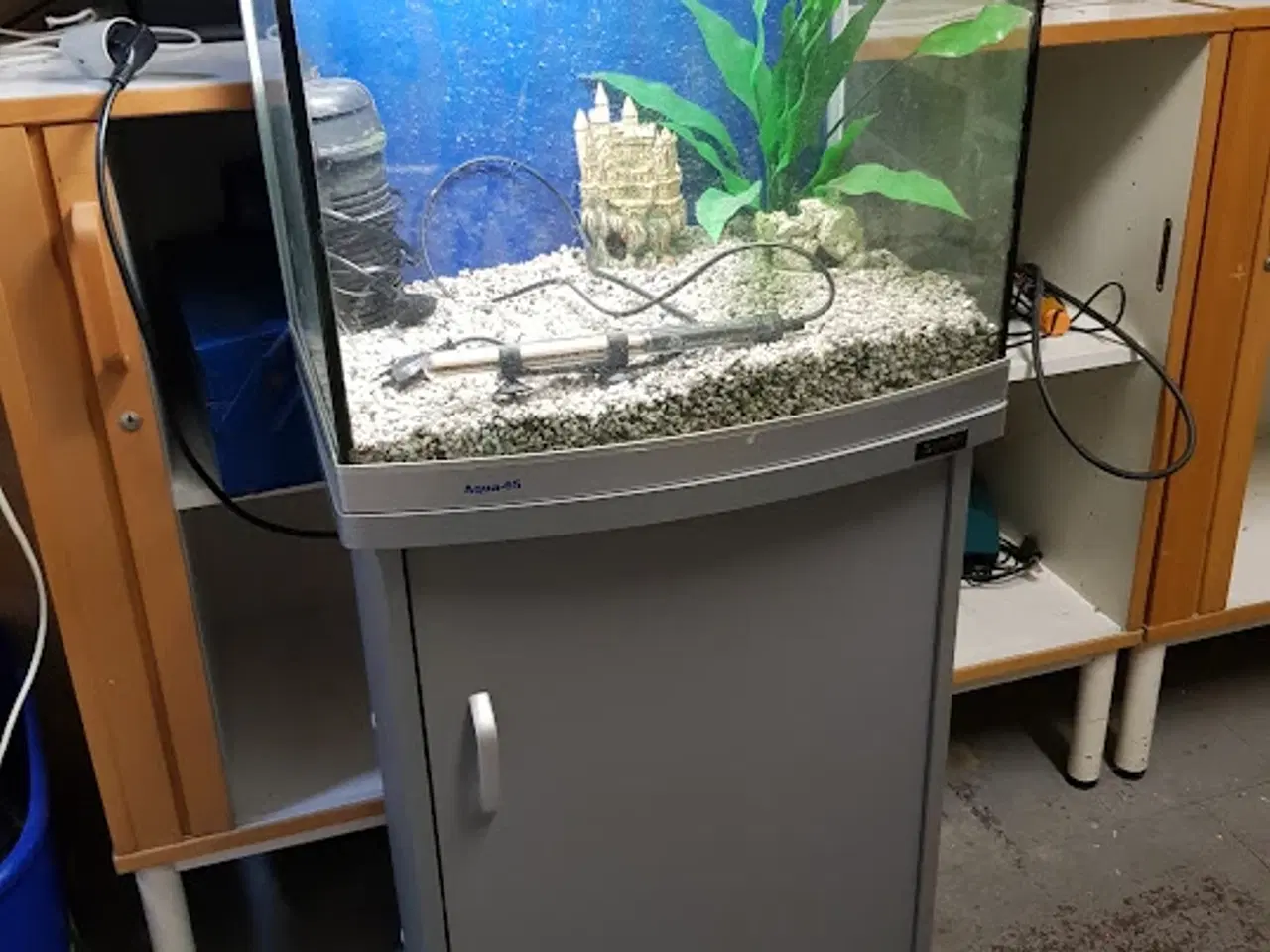 Billede 1 - Akvarie med møbel, se billedet.