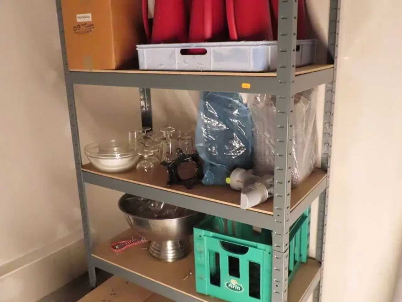 Billede 1 - 2 stk. reoler med indhold