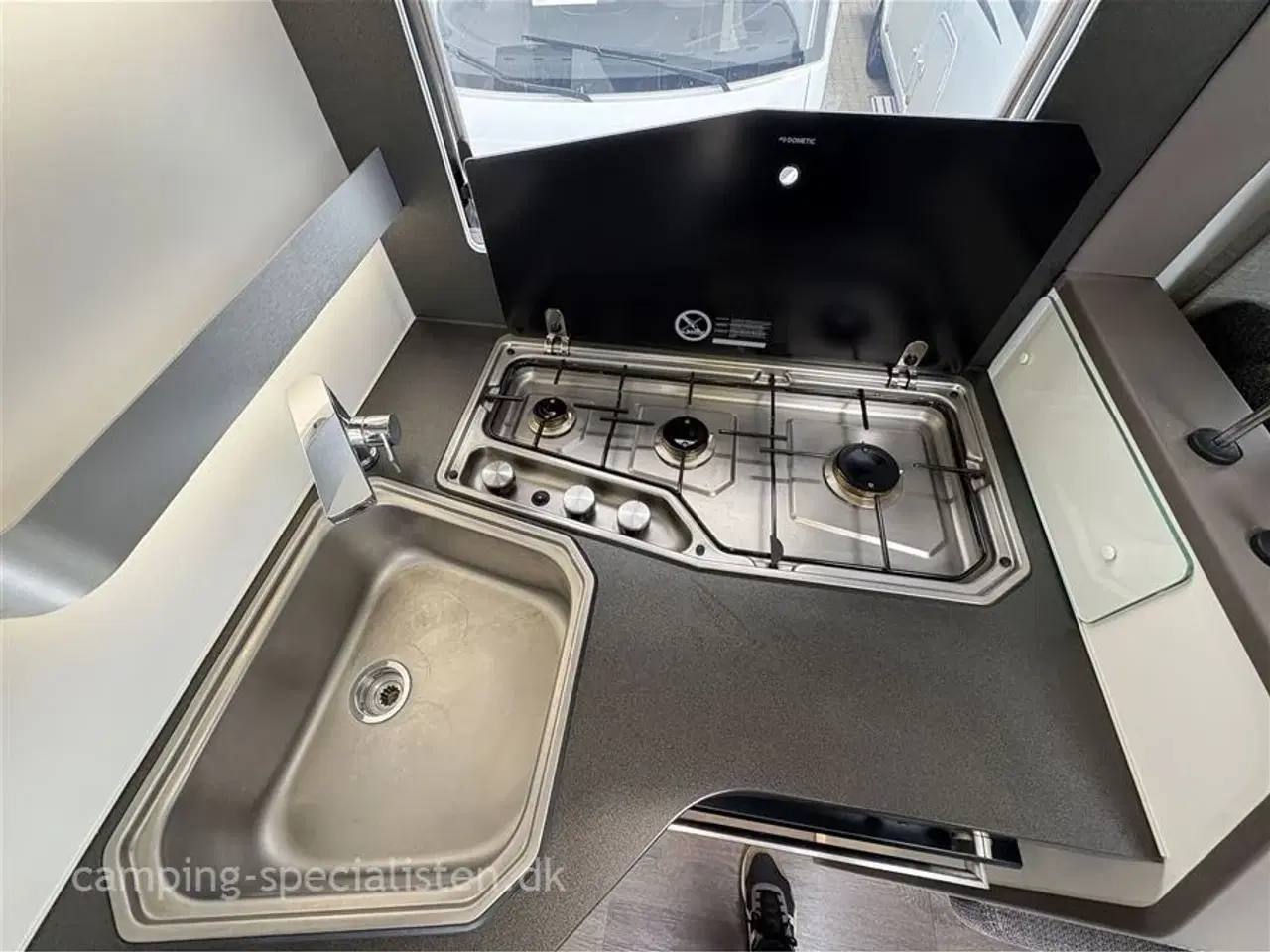 Billede 11 - 2019 - Adria Sonic Plus I700   Adria Sonic Plus I 700 DLT 2019 - Alde varme - Se den nu hos Camping-Specialisten.dk