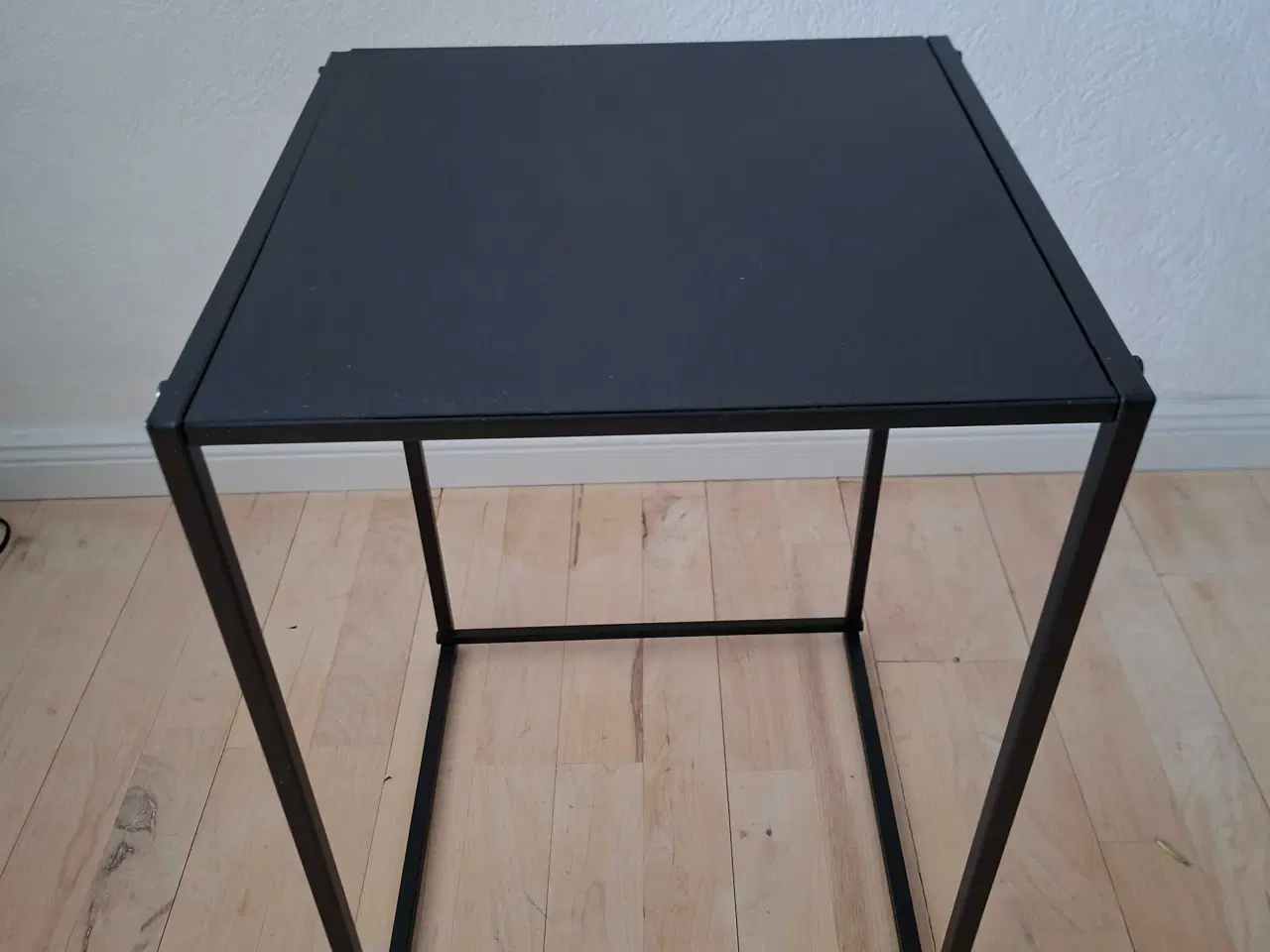 Billede 2 - Indskudsborde i sort metal