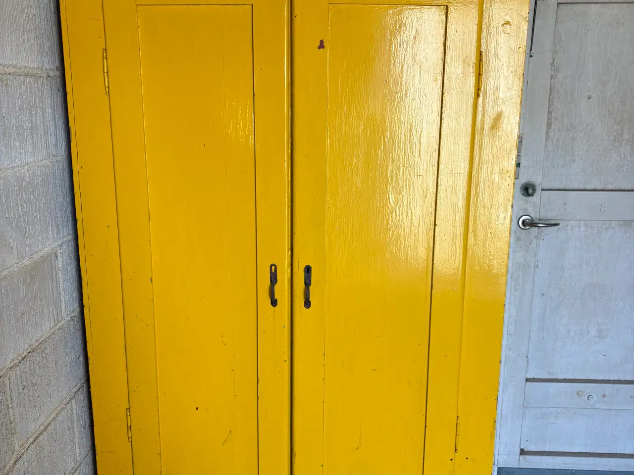 Billede 1 - Smukt gammelt karlekammerskab