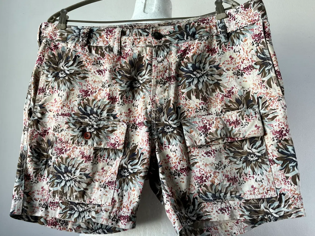 Billede 1 - Superflotte mønstrede shorts med knaplukning / 33