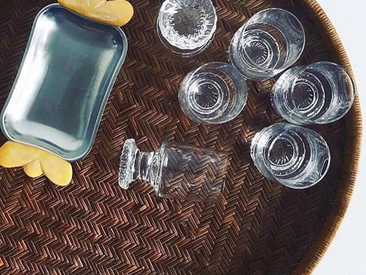 Billede 1 - Små krystalvandglas med blomsterfod, 6 stk samlet