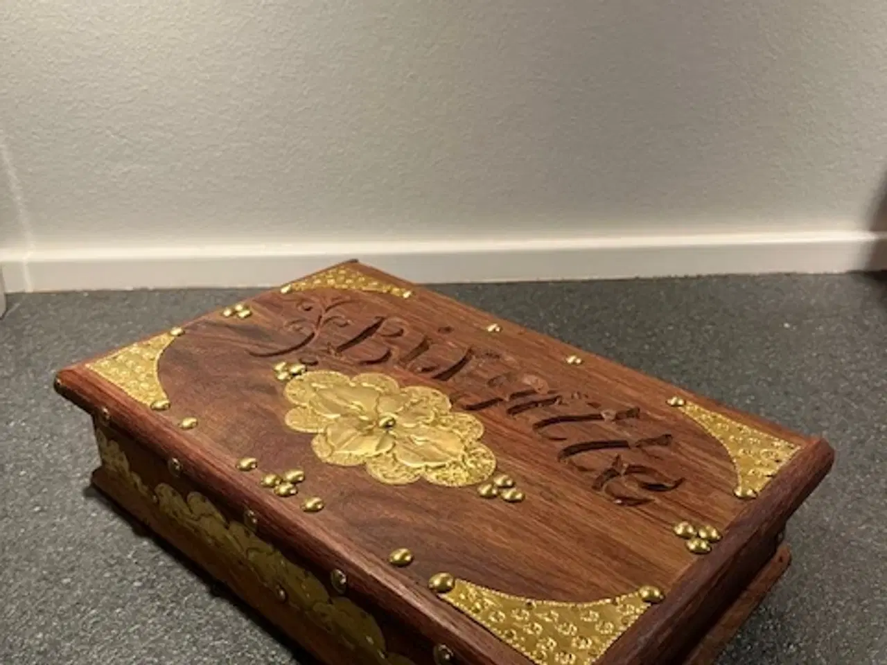 Billede 1 - Gedigent håndværk – Smukt træskrin med 6 rum