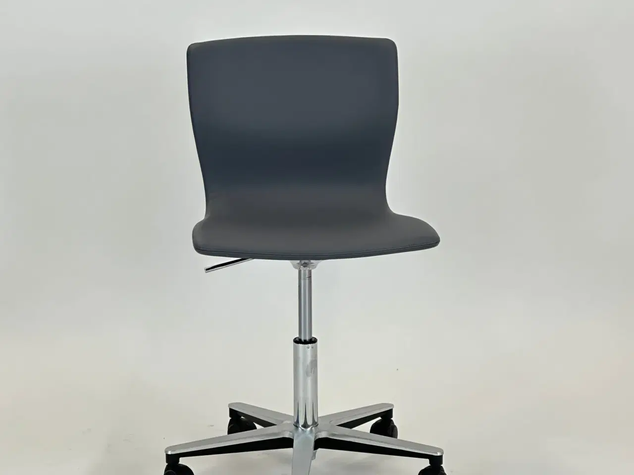 Billede 3 - Butterfly swivel fra Magnus Olesen (Grå kunstlæder)