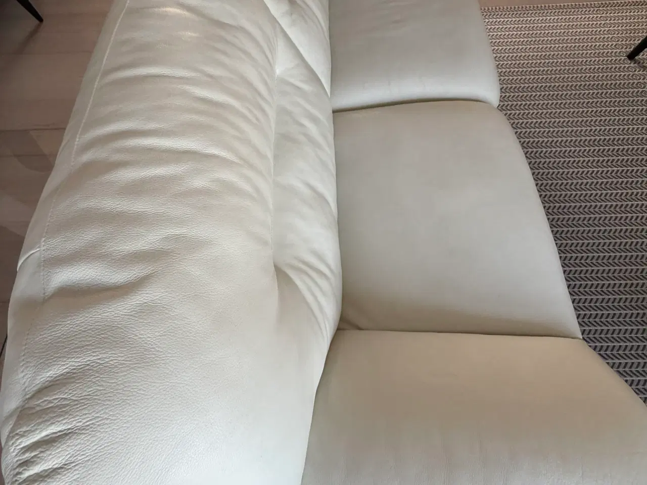 Billede 1 - Hvide 3 og 2 personers Hjort Knudsen lædersofaer