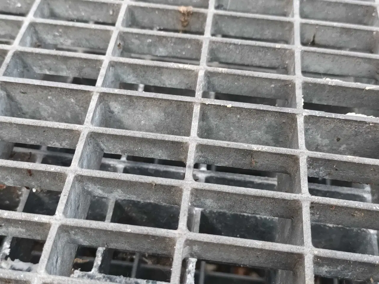 Billede 3 - Rister indgang, værksted mm