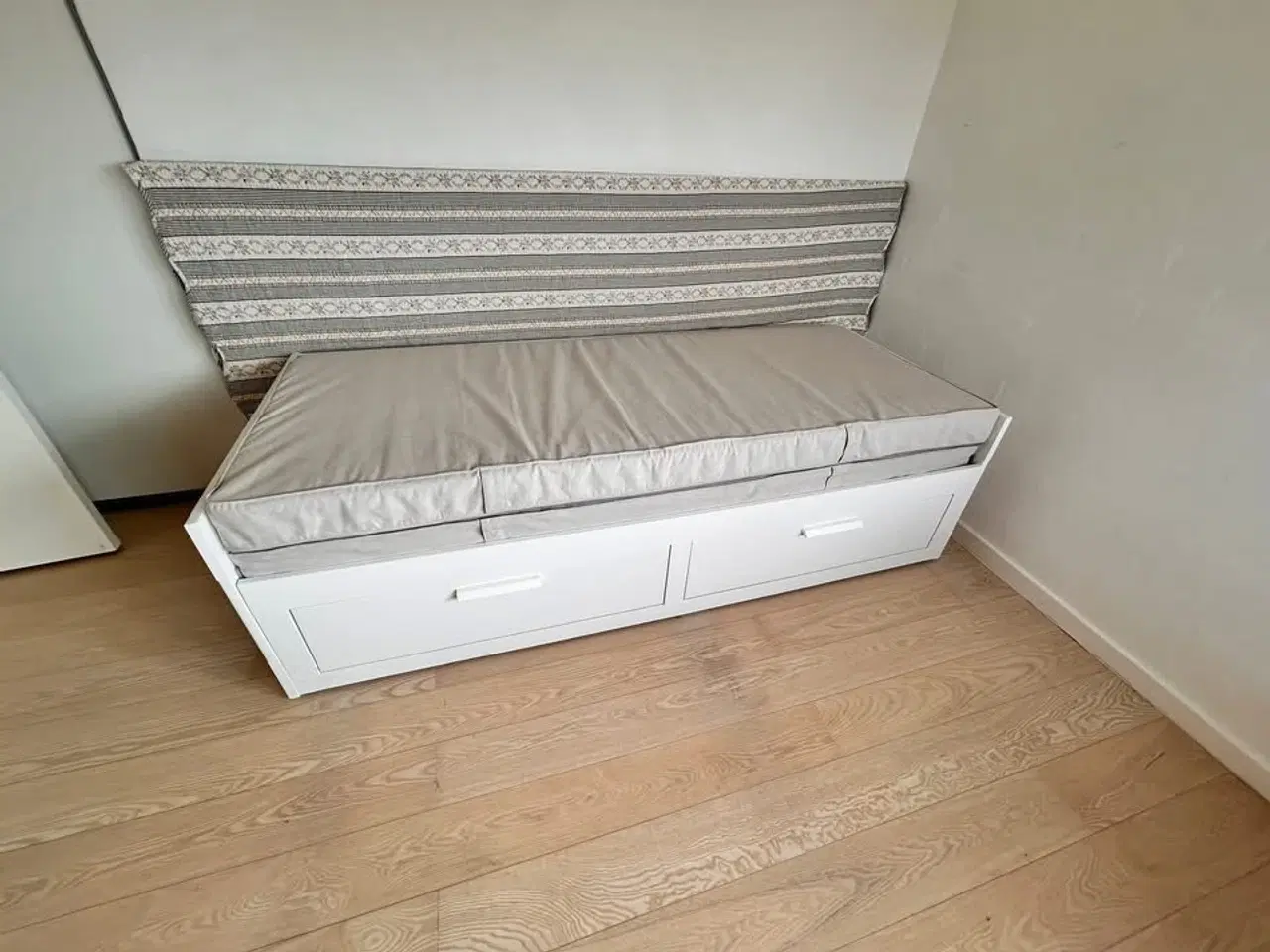 Billede 4 - Hvid IKEA Brimmes gæsteseng 80/160 x 200