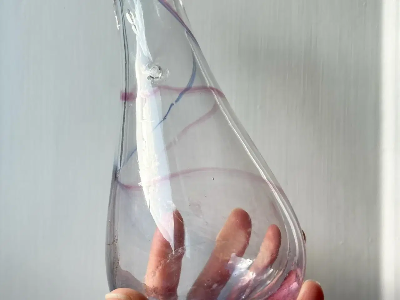 Billede 3 - Dråbeformet glasvase, lilla aftegninger, NB