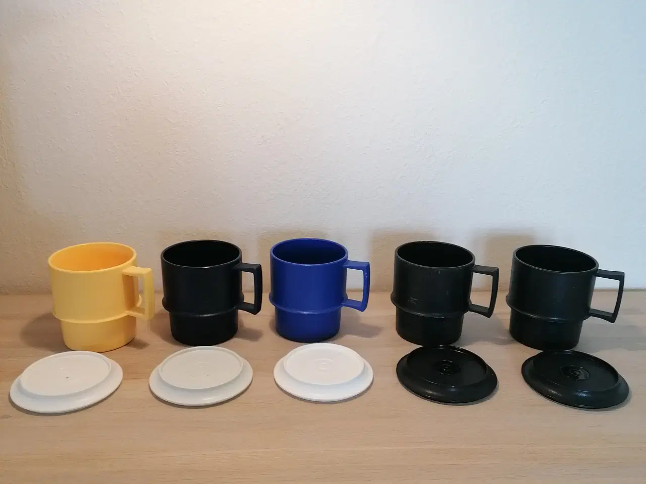 Billede 1 - Tupperware krus 5 stk. med låg.