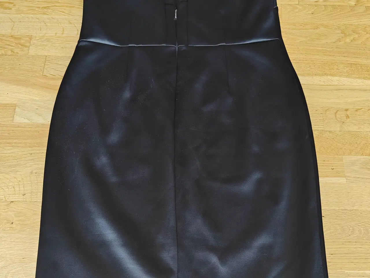 Billede 1 - Star Satin sort Kjole str. 48