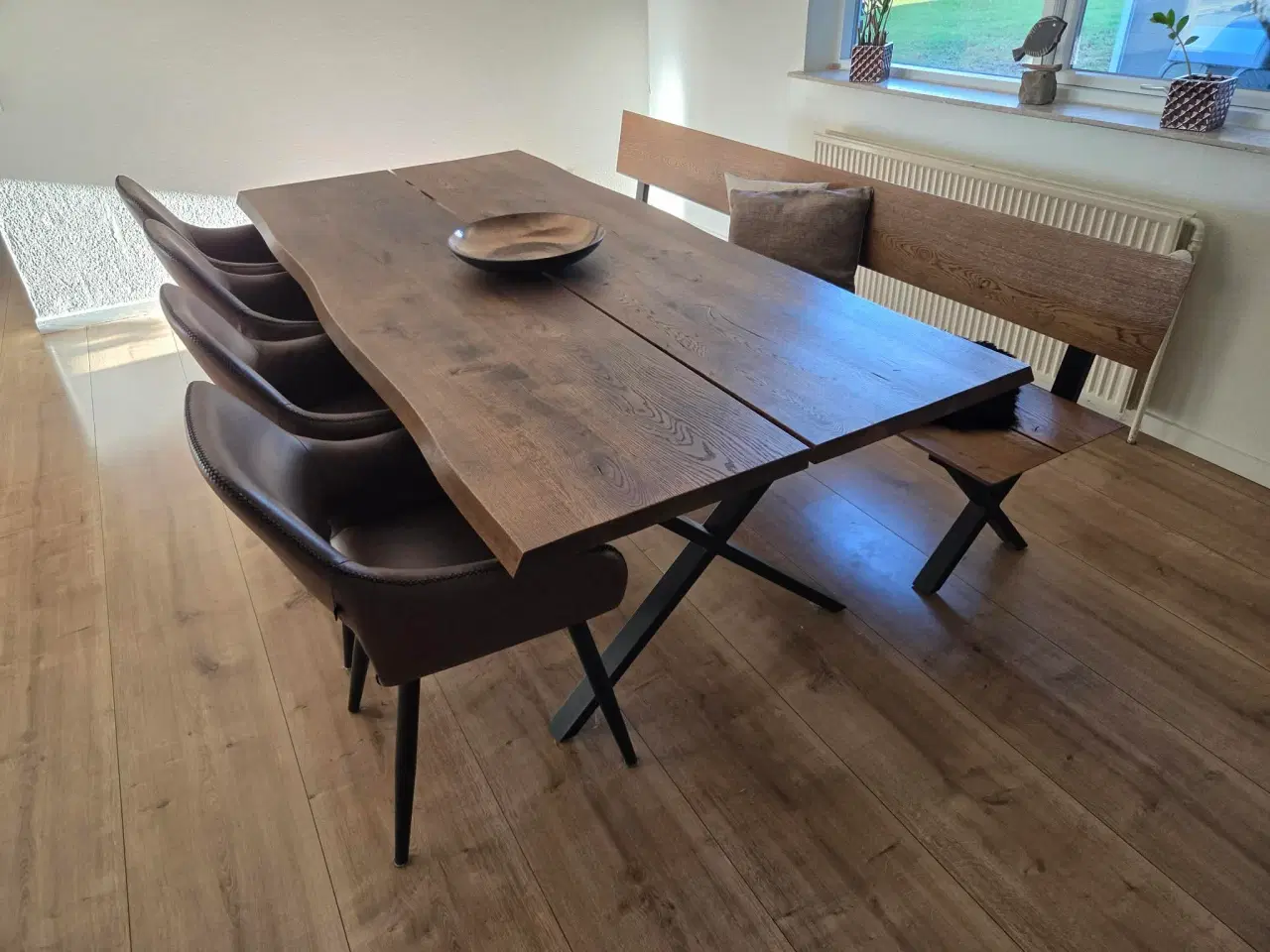 Billede 1 - Spisebord med stole og bænk