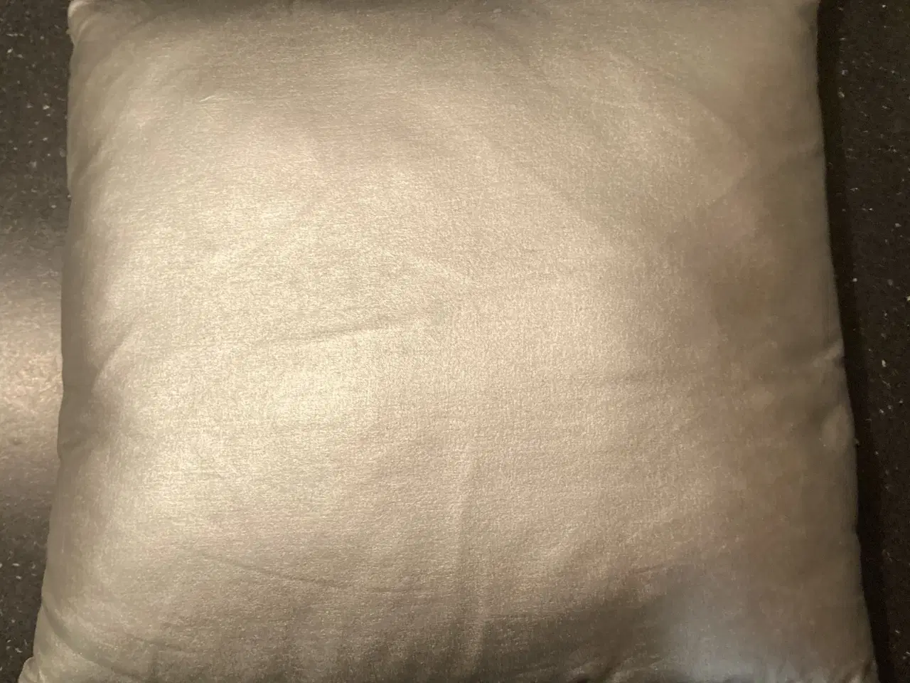 Billede 1 - Pynte pude grå/hvid med fyld (40X40)