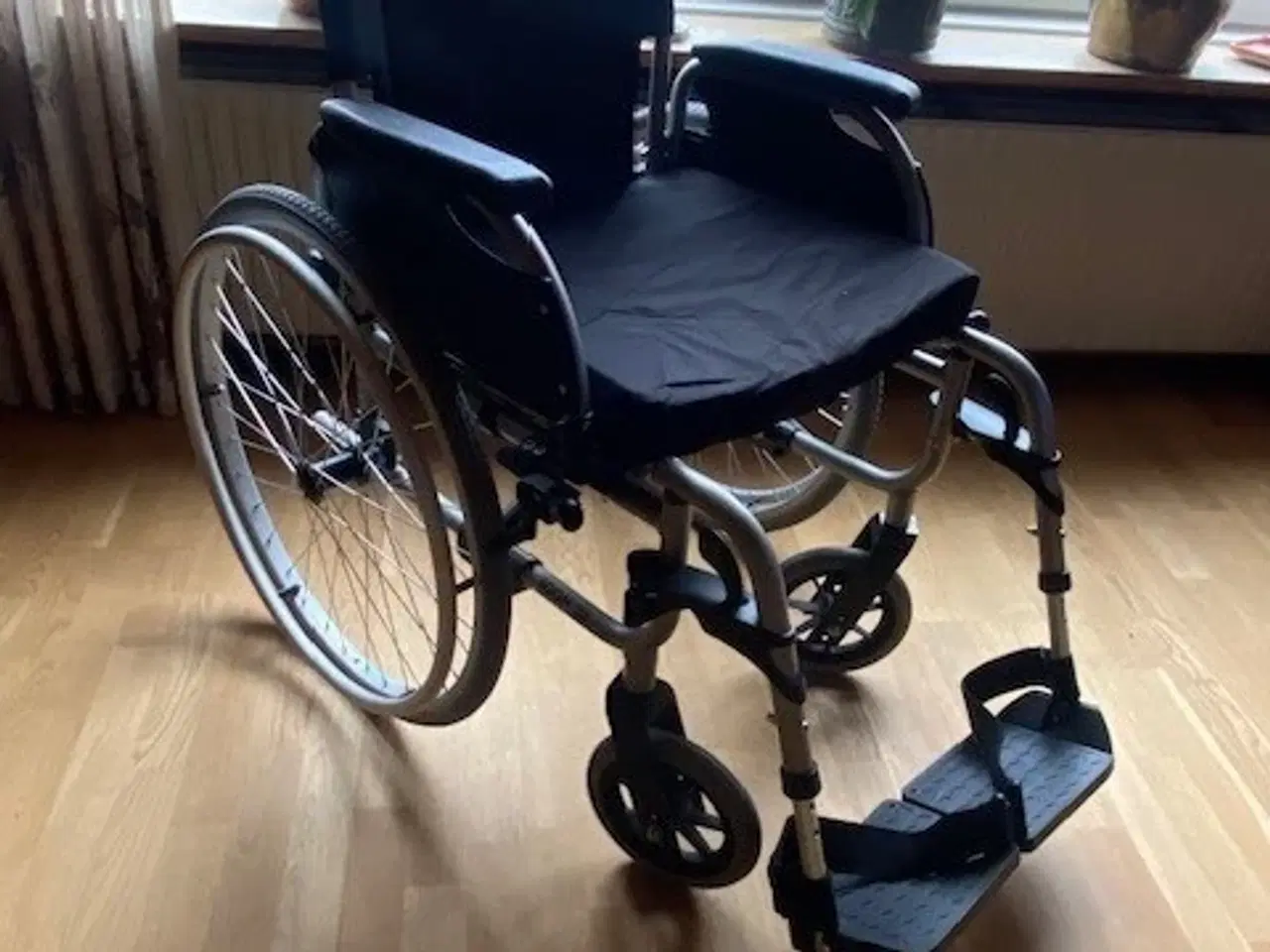 Billede 1 - Kørestol - letvægt