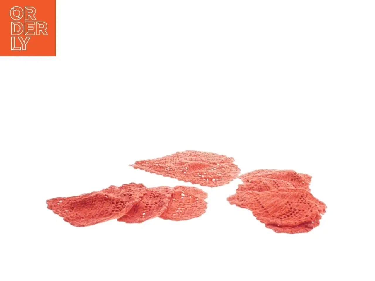 Billede 2 - Hæklede hjerteformede dækkeservietter (str. 15 cm og 18 cm og 32 cm)