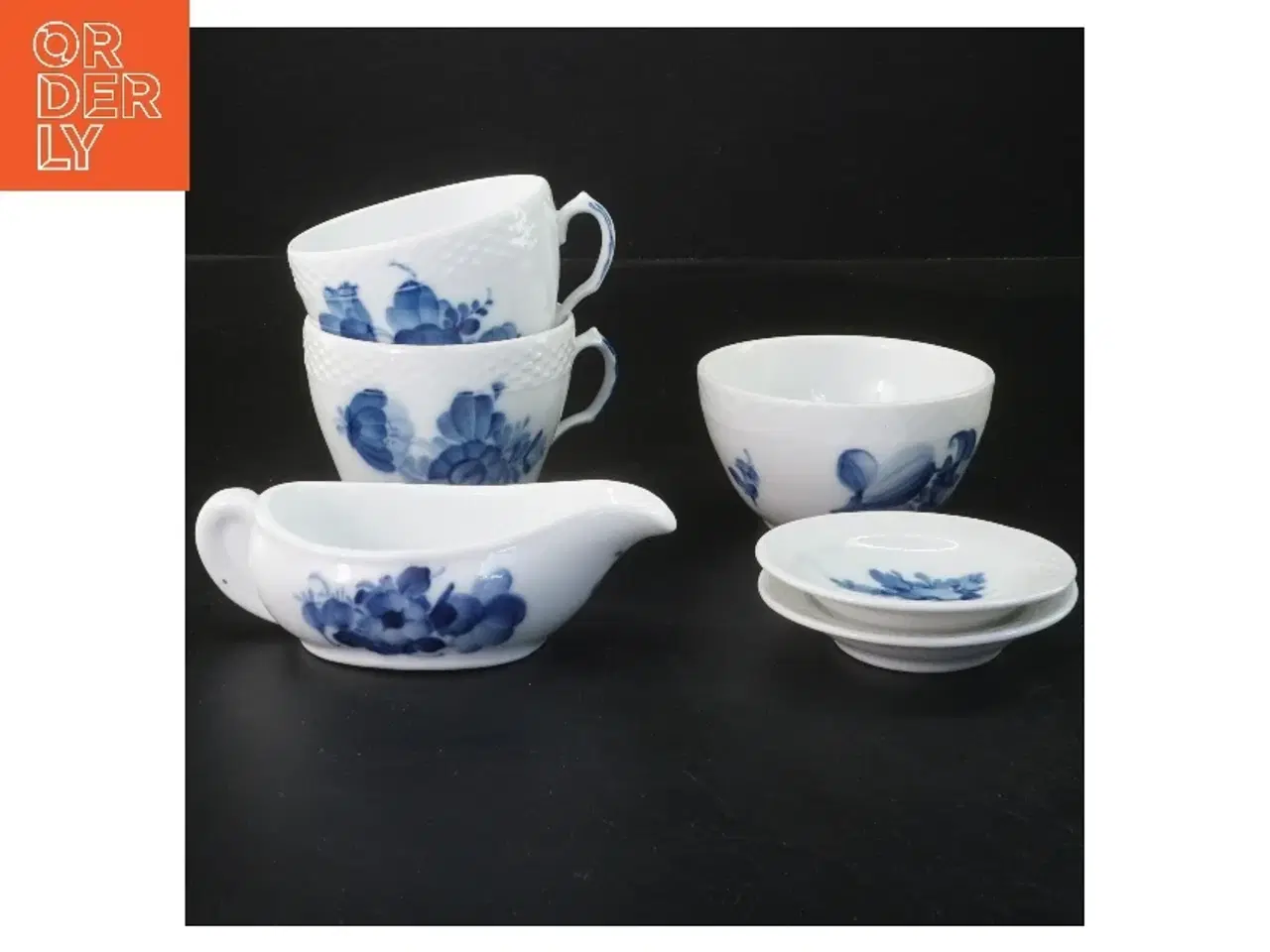 Billede 1 - Blå og hvid porcelænssæt fra Royal Copenhagen, med blå blomst motiv (str. Ø 8 cm)