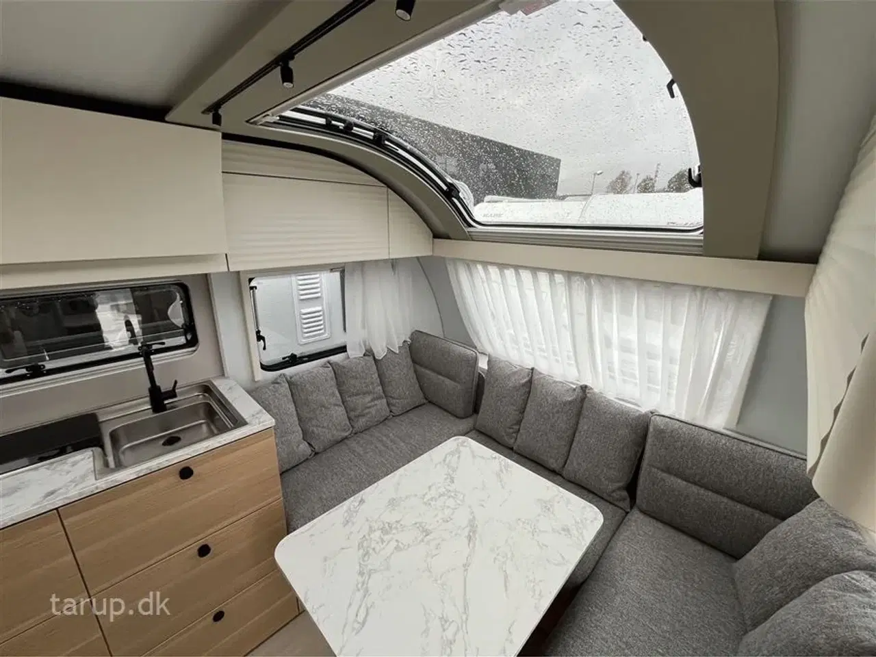 Billede 9 - 2026 - Adria Adora 572 UT   Enkeltsenge med elevation, ende-bade-værelse, panorama-vindue, el-gulvvarme, myggenetsdør, rundsiddegruppe,