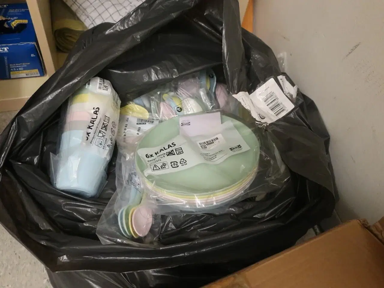 Billede 6 - Reol med indhold