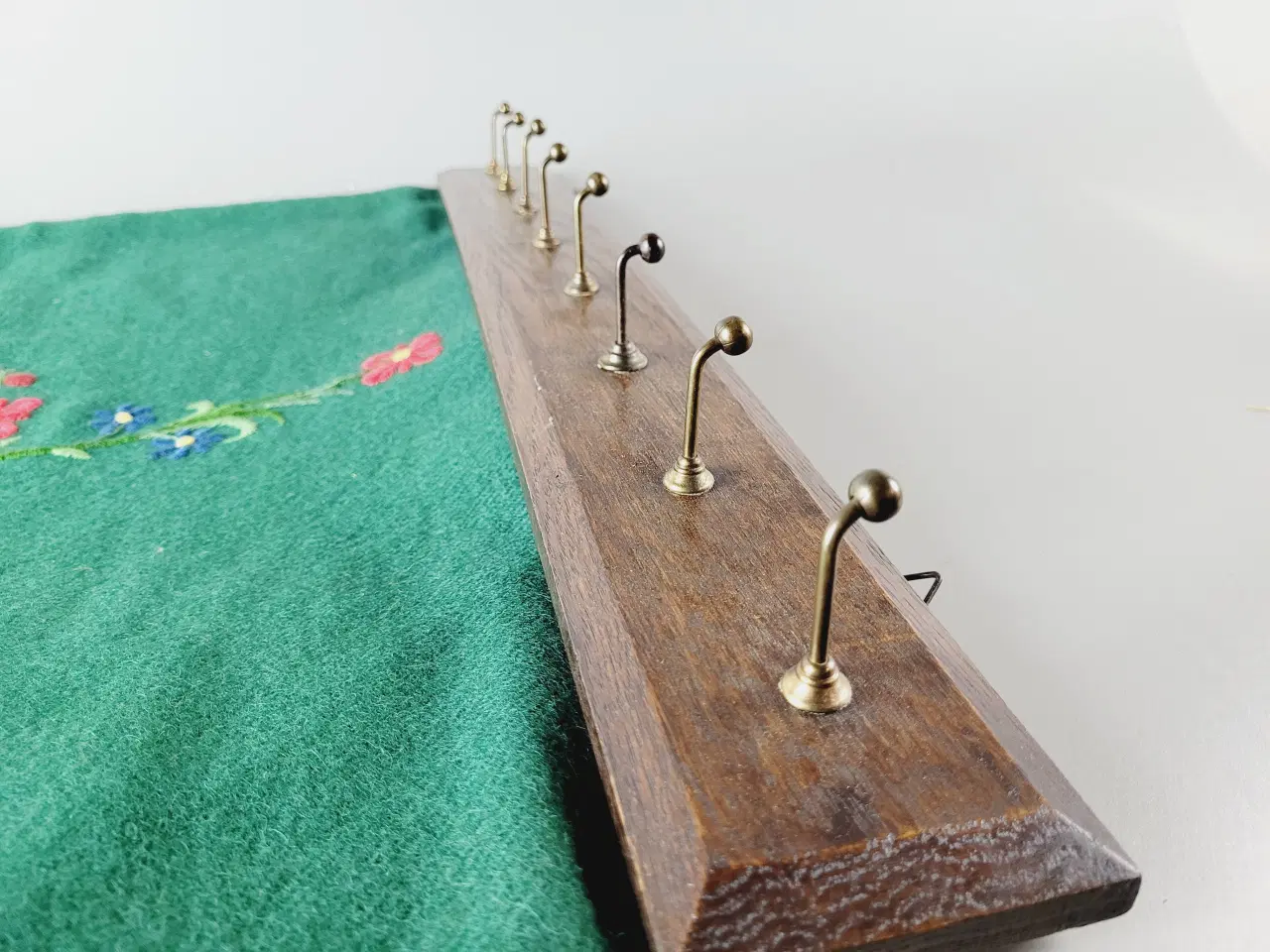 Billede 7 - ⭐️· Antikt vægophæng med broderi og dekorative pib