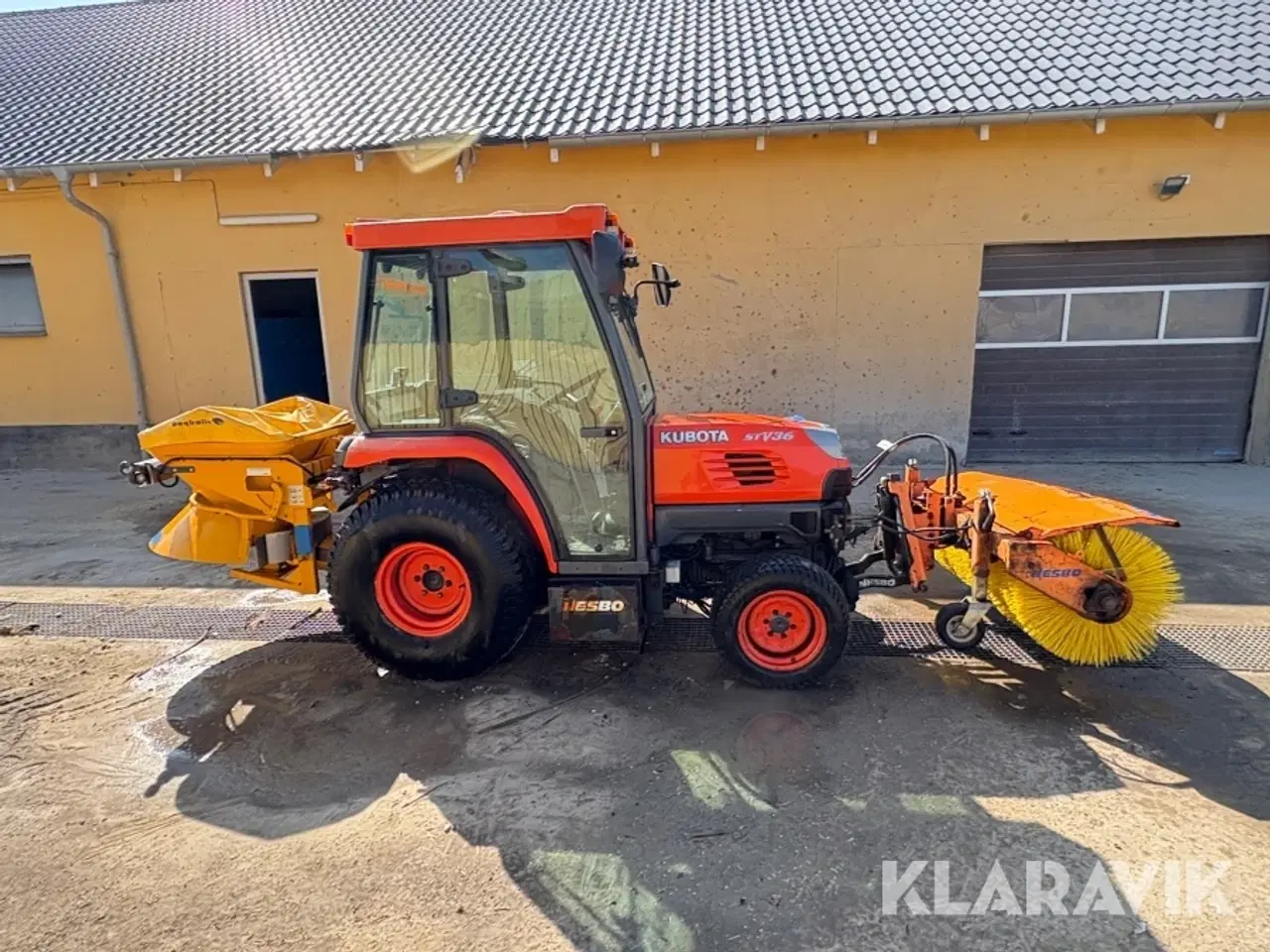 Billede 4 - Traktor Kubota STV36 med kost og spreder