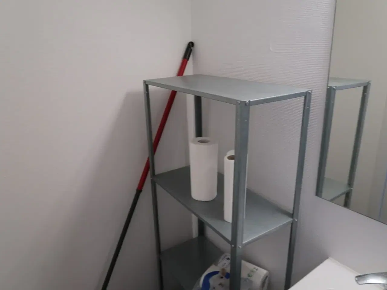 Billede 2 - Div. Rengøringsartikler samt reol med indhold