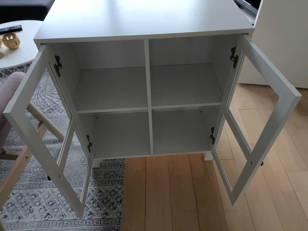 Billede 1 - Lille vitrineskab m. glaslåger