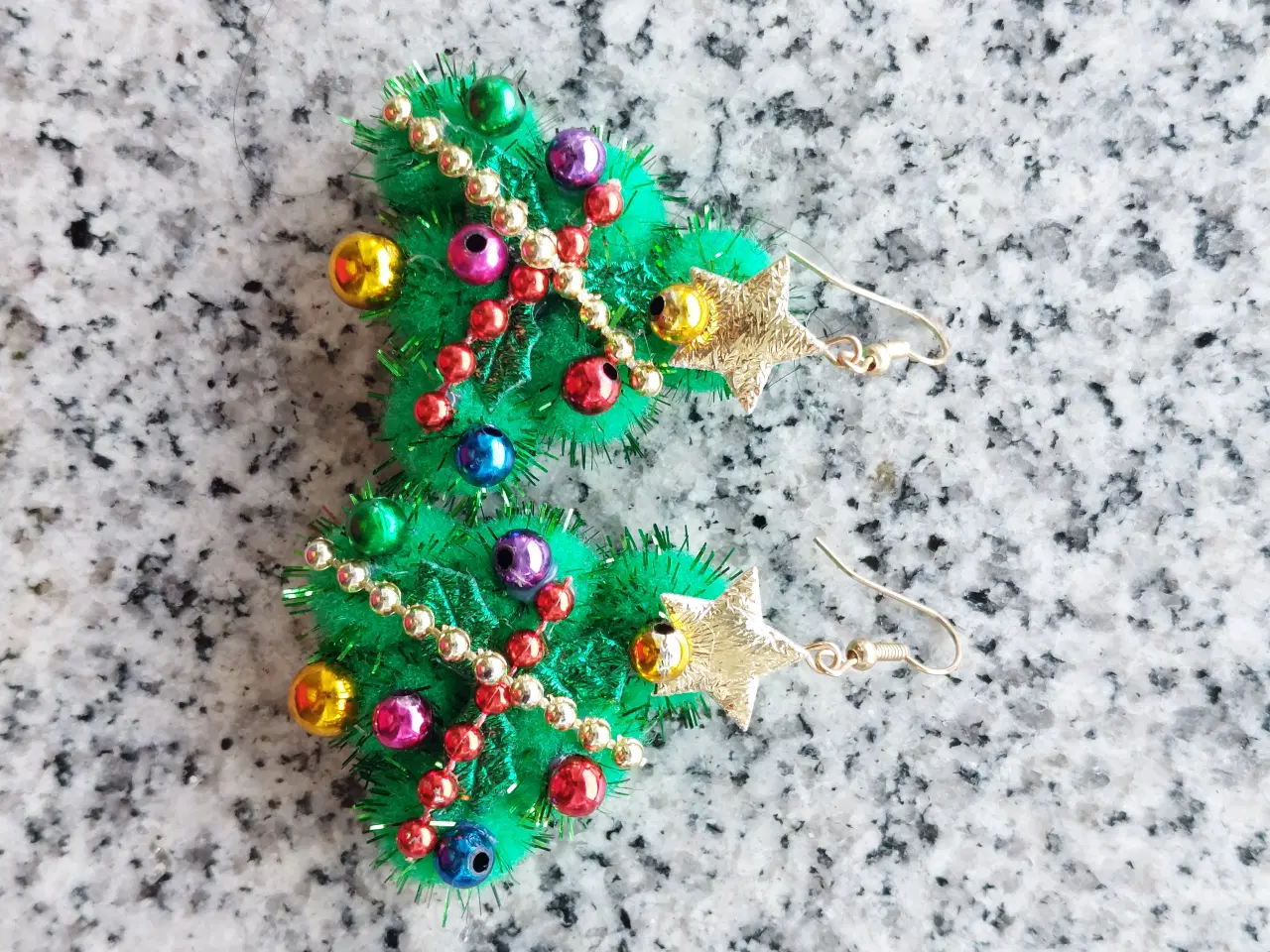 Billede 3 - Juletræ øreringe, Lime øreringe og perle halskæde