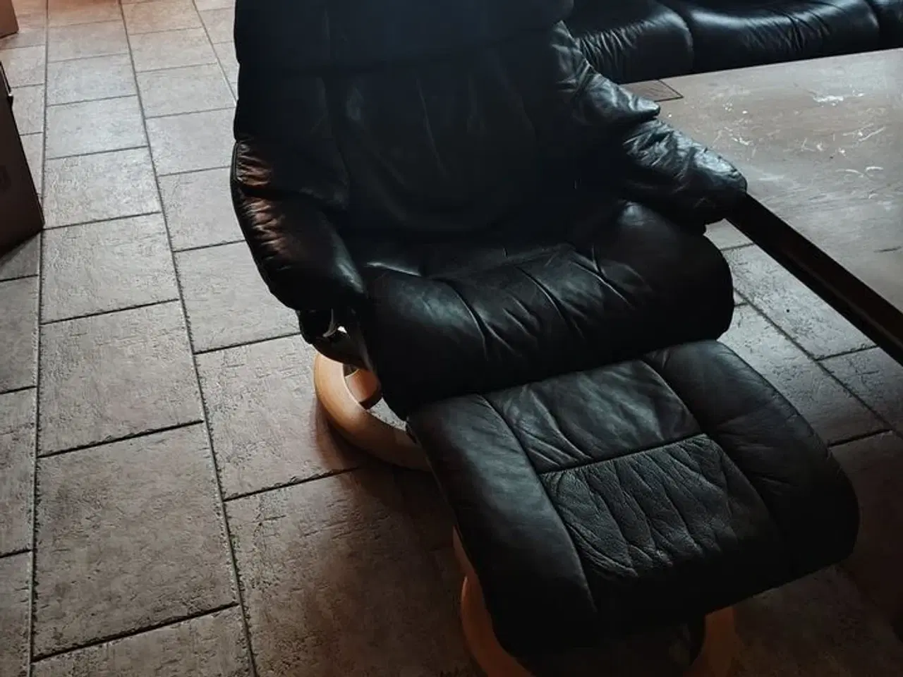 Billede 4 - Lænestol med fodskammel  STRESSLESS