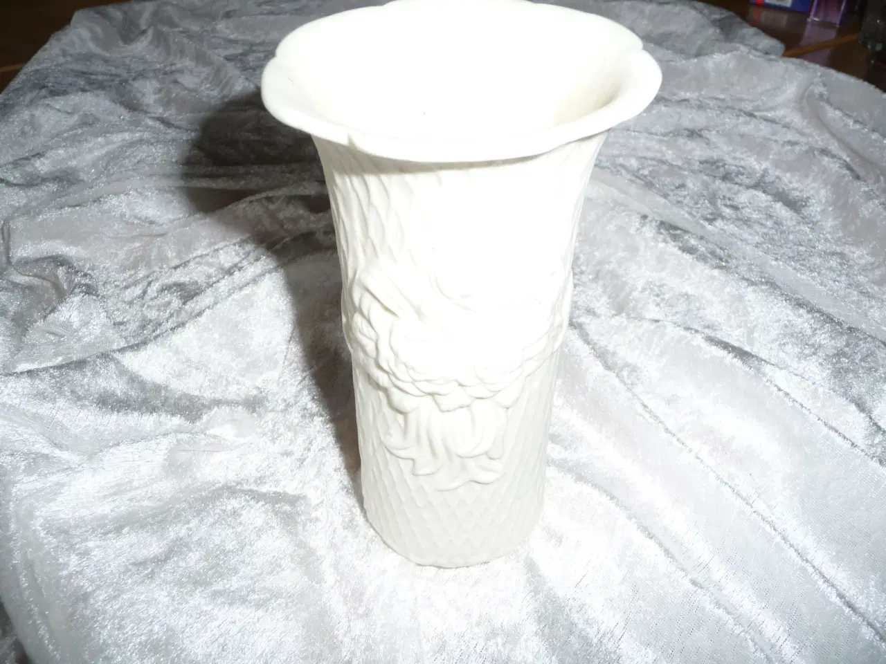 Billede 2 - hvid porcelænvase uden glasur