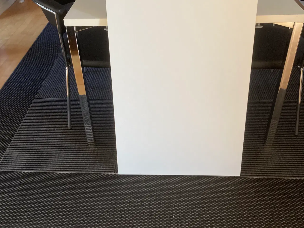 Billede 2 - Hvid spisebord med forkromede ben