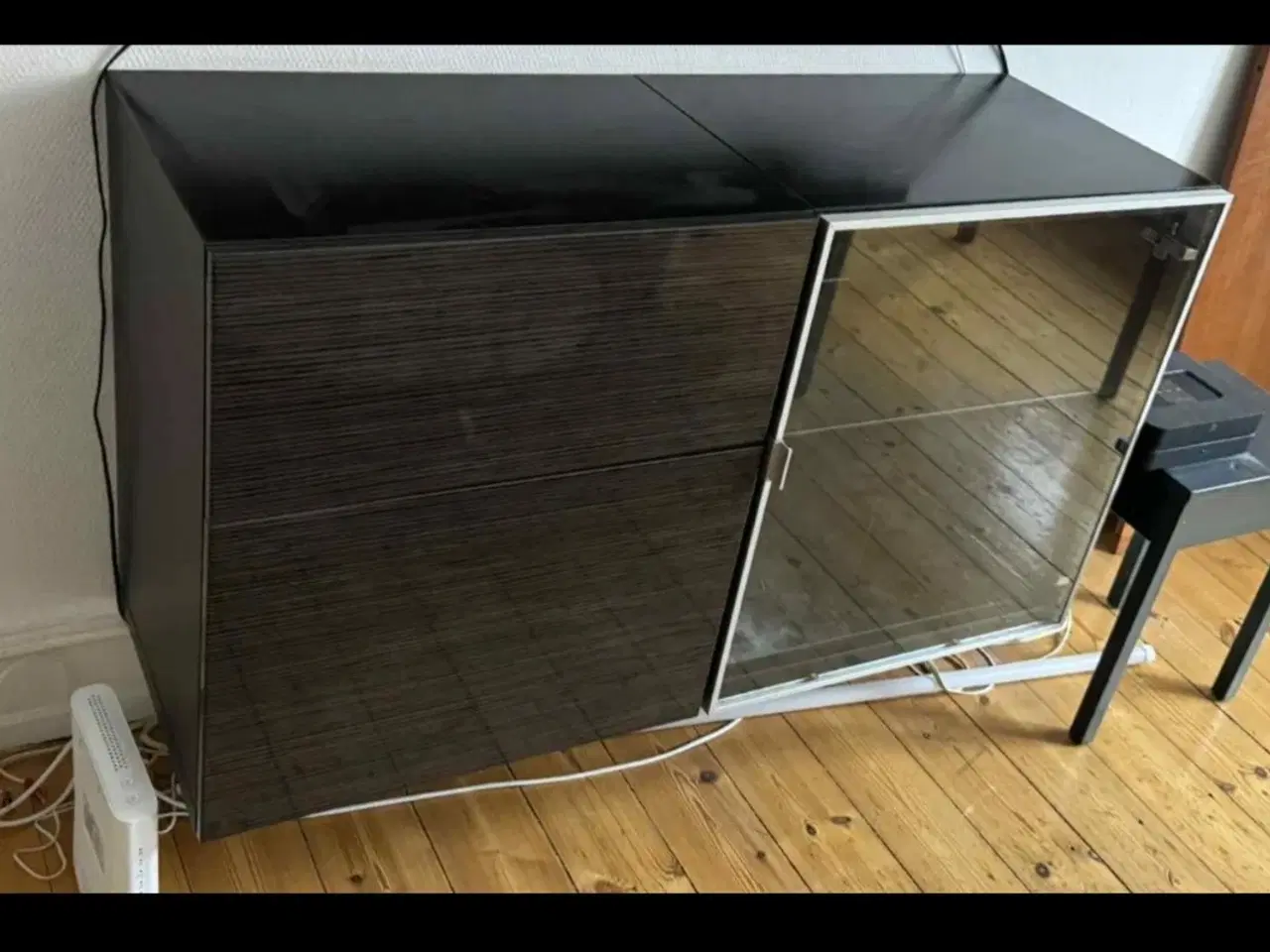 Billede 1 - IKEA BESTÅ skænk m. vitrine, skuffe og låge