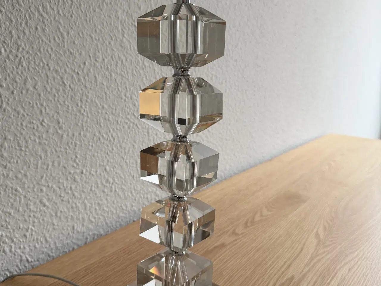 Billede 2 - Bordlampe med klar glasfod og sort lampeskærm