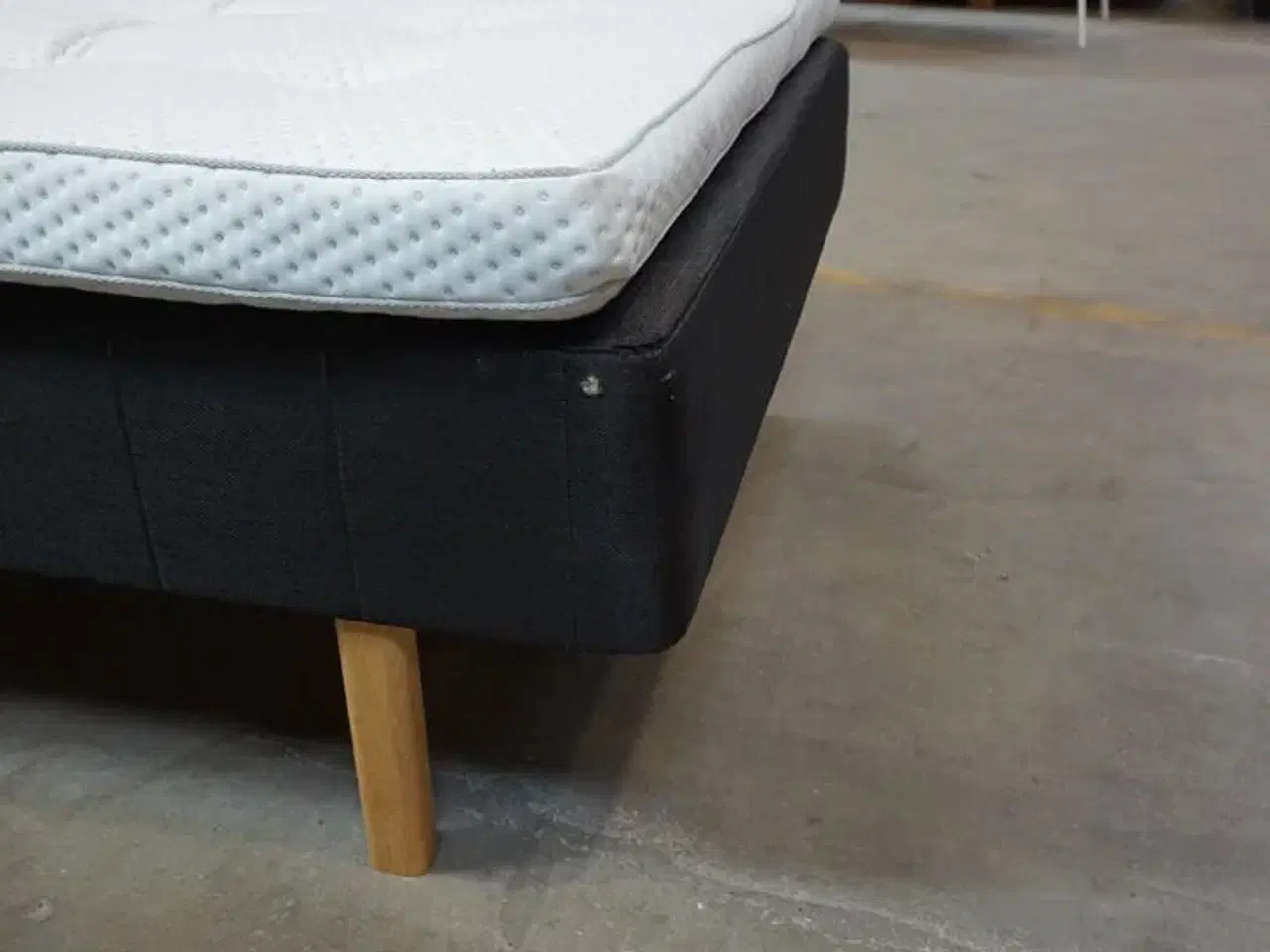 Billede 7 - Huma Premium Boxseng med træben og Nordisk fjer Combi topmadras 120x200 cm