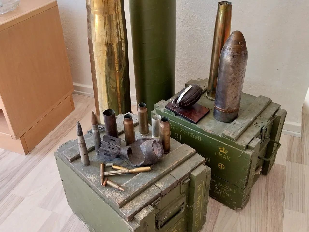 Billede 1 - Ammunitionskasser og flotte granathylstre