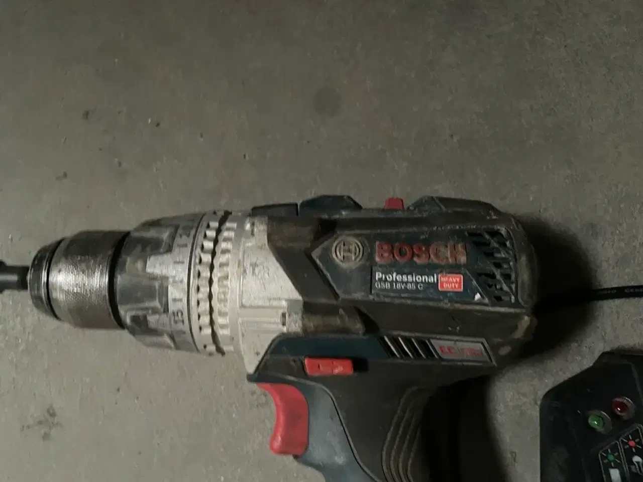 Billede 2 - Skruemaskine BOSCH Med lader og batteri