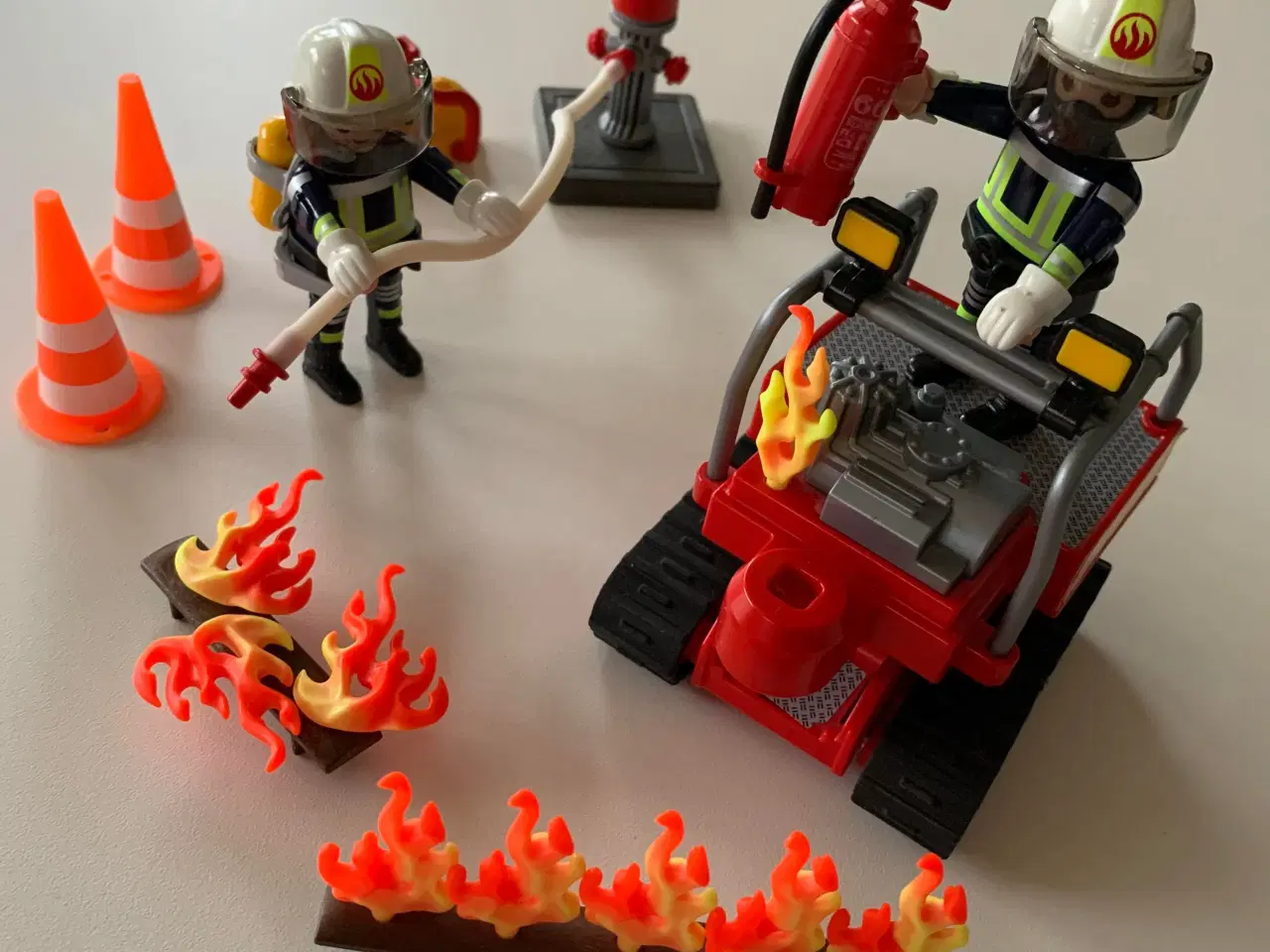 Billede 1 - Playmobil brandmænd med vandpumpe