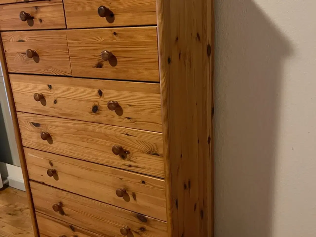 Billede 2 - Kommode fyrretræ med mange skuffer. 